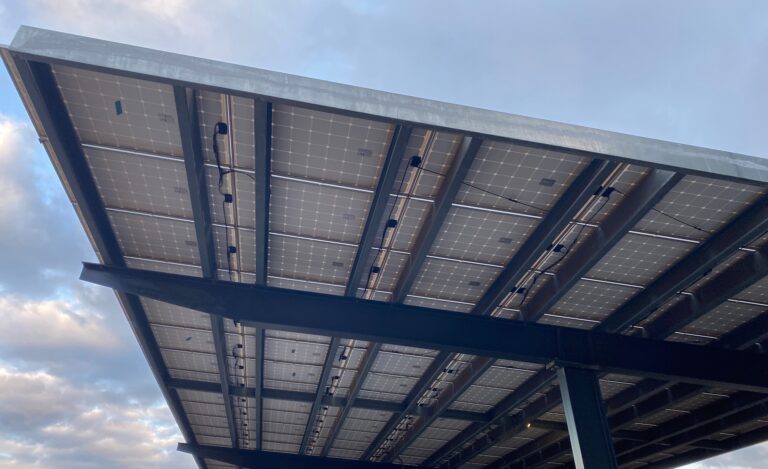 installation d'un carport solaire par PC Rénovation - vue de dessous