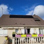 Installation de panneaux photovoltaïques par PC Rénovation sur le toit d'une maison individuelle dans un lotissement