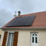 Installation de panneaux photovoltaïques par PC Rénovation sur le toit d'une maison avec des tuiles
