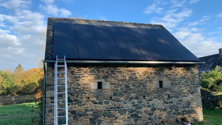 Installation de panneaux photovoltaïques par PC Rénovation sur le toit d'une petite maison de campagne