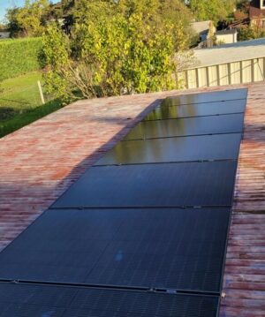 Installation de panneaux photovoltaïques par PC Rénovation sur le toit d'une maison