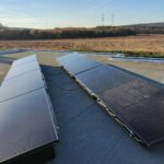 Installation de panneaux photovoltaïques par PC Rénovation sur le toit d'un bâtiment
