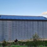Installation de panneaux photovoltaïques par PC Rénovation sur le toit d'une grange