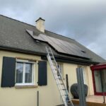 Travaux en cours d'nstallation de panneaux photovoltaïques par PC Rénovation sur le toit d'une maison