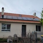 Installation de panneaux photovoltaïques par PC Rénovation sur le toit d'une maison individuelle au dessus de la porte d'entrée