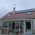 Installation de panneaux photovoltaïques par PC Rénovation sur le toit d'une maison individuelle, au dessus d'une véranda