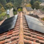 vue en hauteur de l'installation de panneaux photovoltaïques par PC Rénovation sur le toit d'une maison à la campagne