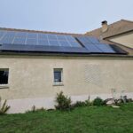 Installation de panneaux photovoltaïques par PC Rénovation sur le toit d'une grande maison bourgoise