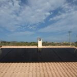 Installation de panneaux photovoltaïques par PC Rénovation sur le toit d'une maison individuelle