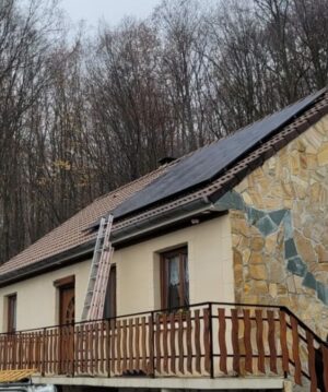 Installation de panneaux photovoltaïques par PC Rénovation sur le toit d'une maison à étages
