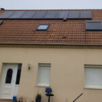 Installation de panneaux photovoltaïques par PC Rénovation sur le toit d'une petite maison individuelle