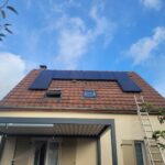 travaux en cours d'installation de panneaux photovoltaïques par PC Rénovation sur le toit d'une maison individuelle