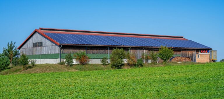 Installation de panneaux solaires thermiques par PC Rénovation sur le toit d'un grand hangar en milieu rural