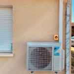 installation d'une pompe à chaleur air-air par PC Rénovation sur un mur extérieur d'une maison individuelle