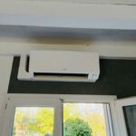 pompe à chaleur air-air installée au dessus d'une baie vitrée par Pc Rénovation