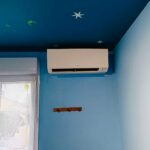 pompe à chaleur air-air installée dans le coin d'une chambre par Pc Rénovation