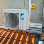 pompe à chaleur air-air installée par PC Rénovation, sur un avant toit avec des tuiles