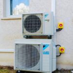 double installation de pompes à chaleur air-air par PC Rénovation sur un mur extérieur blanc