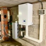 Installation d'une pompe à chaleur air-eau par PC Rénovation, dans le garage d'une maison